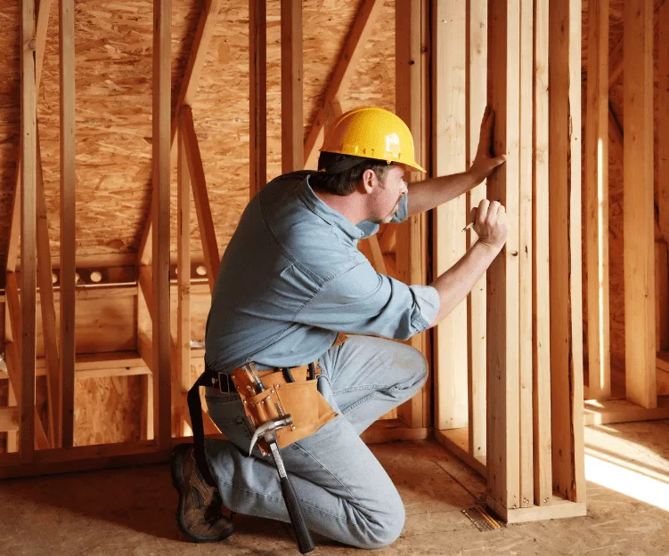 image d'un client pour lequel j'ai réaliser un site vitrine, charpentier qui porte un casque de chantier